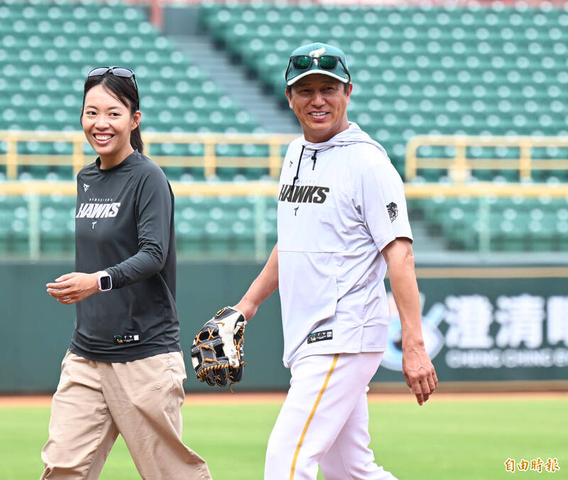 台鋼雄鷹客座教練平石洋介（右）。（記者李惠洲攝）