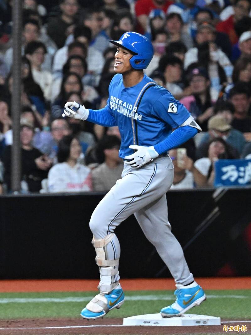 萬波中正全壘打。（記者陳逸寬攝）