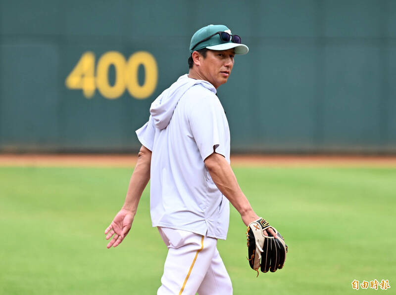 台鋼雄鷹客座教練平石洋介（右）。（記者李惠洲攝）