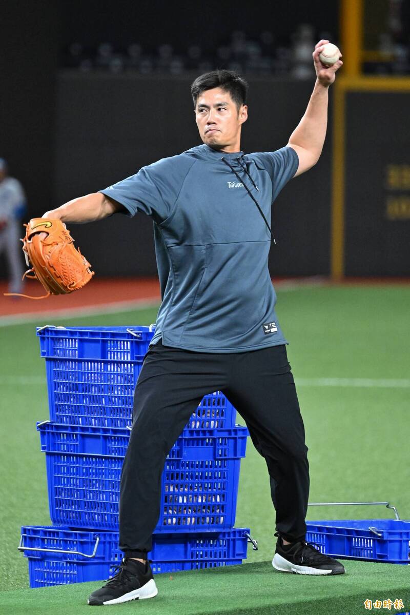 陳偉殷擔任餵球投手。（記者陳逸寬攝）