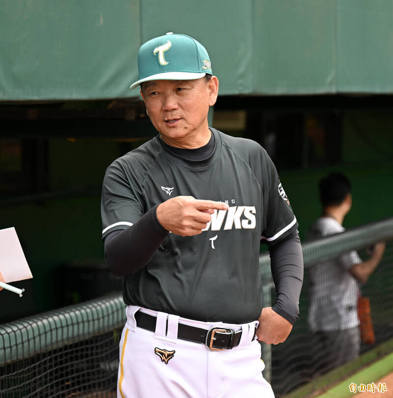 台鋼雄鷹總教練洪一中。（記者李惠洲攝）