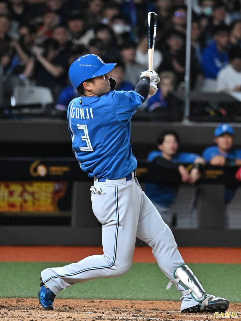 郡司裕也敲全壘打。（記者陳逸寬攝）