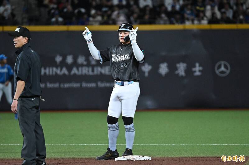 張育成二壘安打。（記者陳逸寬攝）