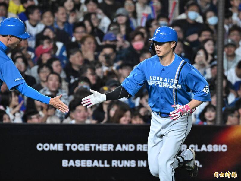 日本火腿西川遙輝敲全壘打。（記者陳逸寬攝）