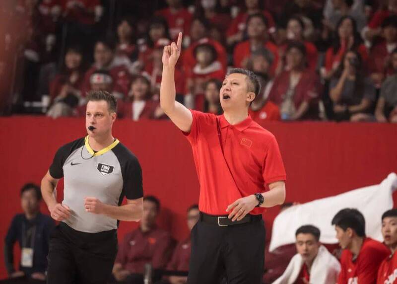 中國男籃總教練郭士強。（取自FIBA官網）