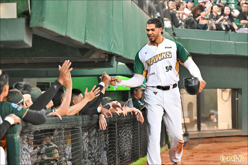 台鋼洋砲魔鷹在與培證英雄的交流賽中登場。
（記者李惠洲攝）