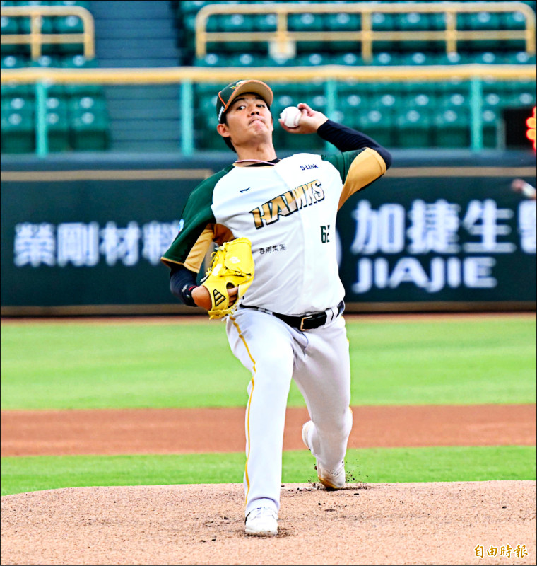 王維中首場披上台鋼62號新球衣實戰，用40球完成先發3局任務。（記者李惠洲攝）