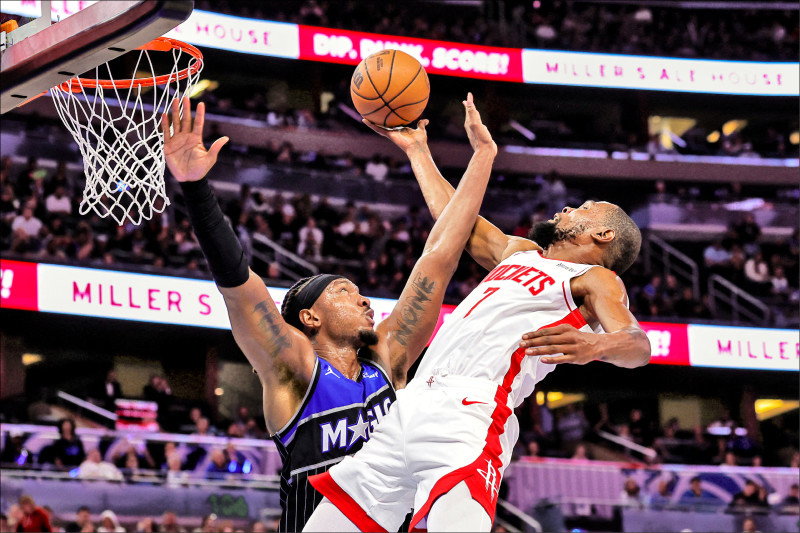 杜蘭特（右）出賽40分鐘進帳40分，率火箭逆轉勝。（路透）