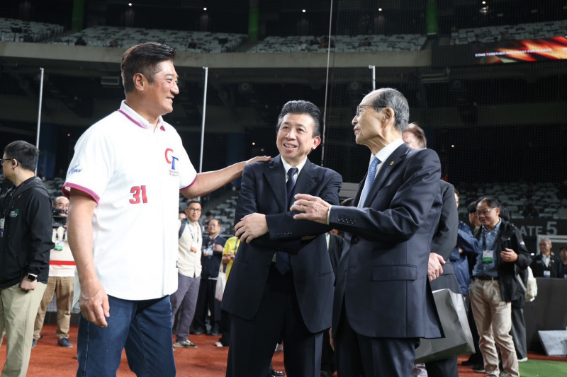 「世界全壘打」王貞治的主治醫師郭宗明（中），是王貞治訪台重要推手。（棒協提供）