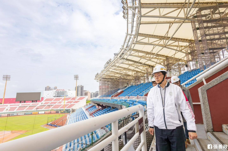 桃園市長張善政視察樂天桃園球場該善工程。（市府提供）