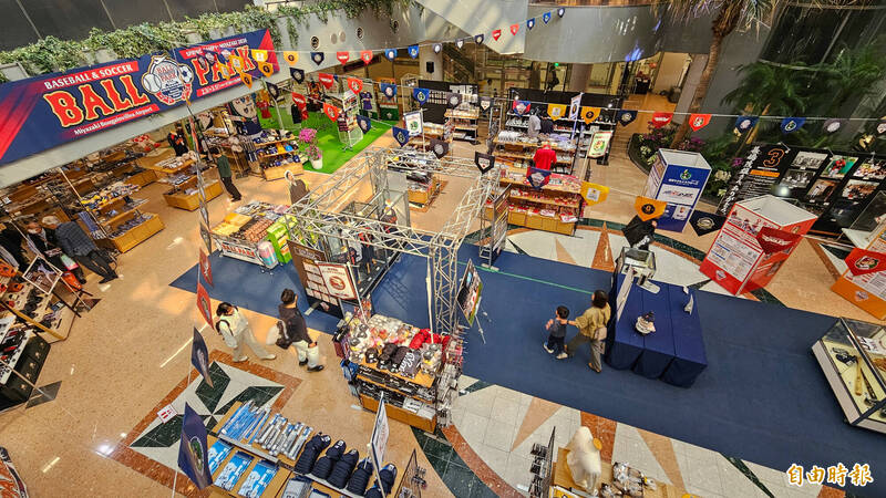 宮崎機場內販售棒球足球春訓營周邊商品（記者陳志曲攝）