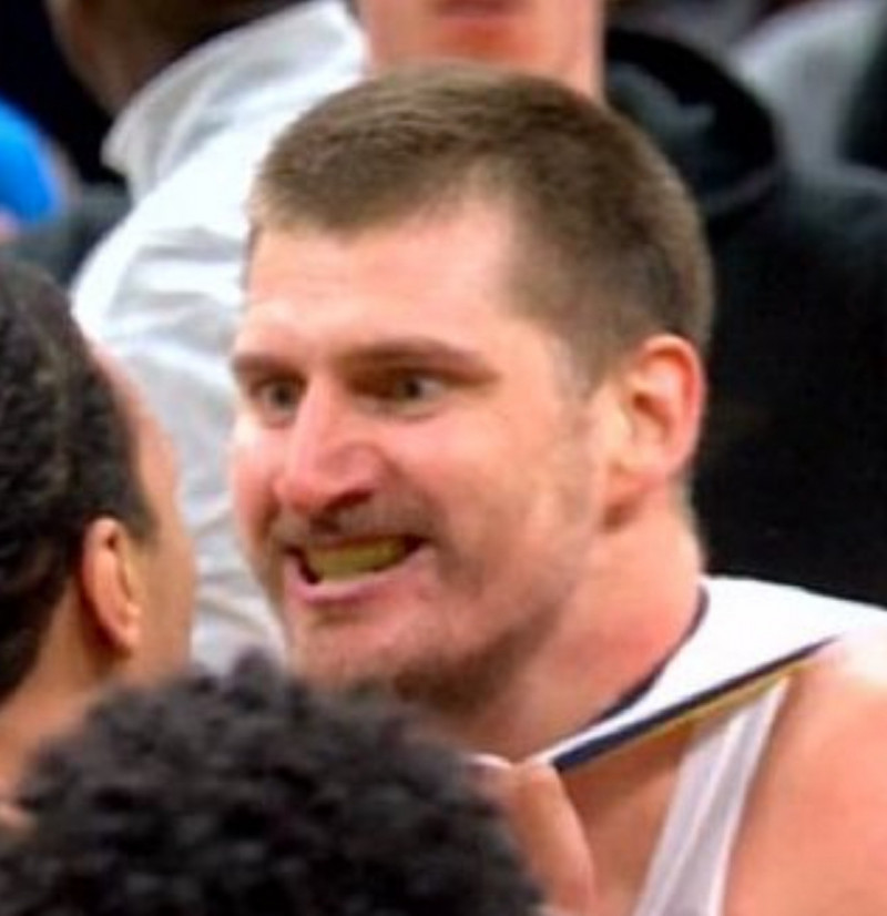 約基奇罕見露出超兇狠表情。（取自網路）