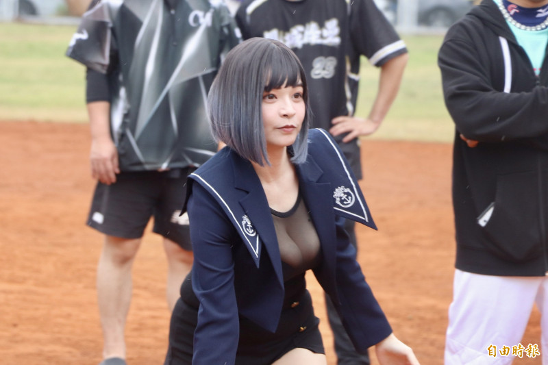 台南首屆安南尚青慢壘賽開打，網紅郭鬼鬼開球掀亮點！（記者王姝琇攝）