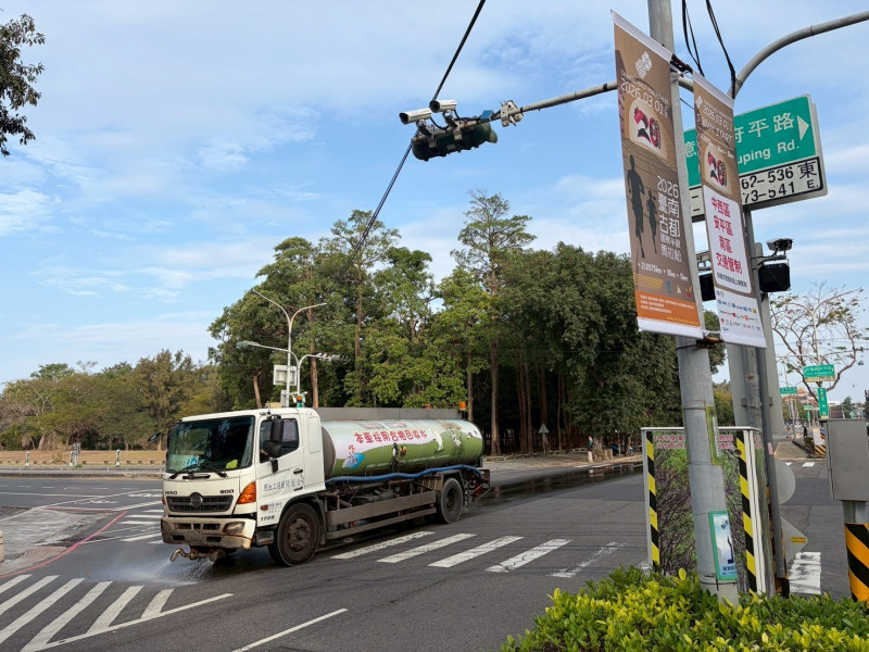 南市環保局於古都馬賽前環境全面整備，洗街確保跑者空氣品質。（南市環保局提供）