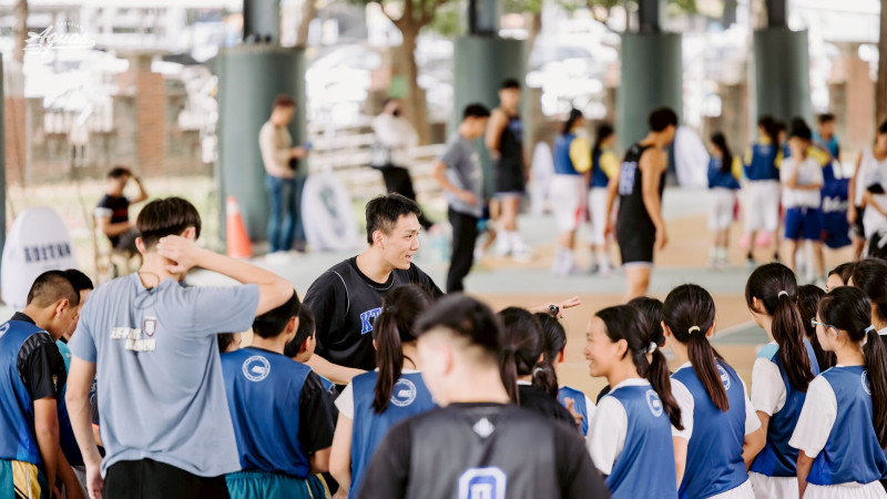 施晉堯認真教學。（高雄海神提供）