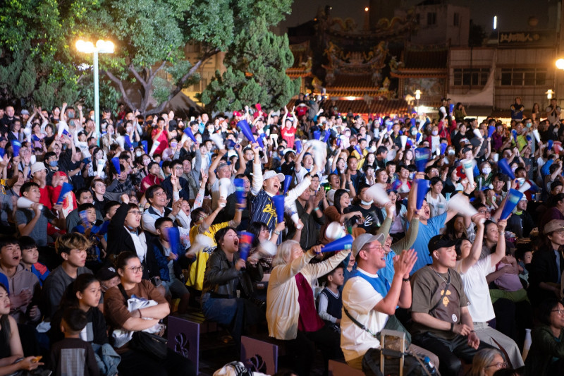 嘉義市政府以往棒球賽事期間，舉辦轉播活動，吸引球迷共同應援。（嘉義市政府提供）