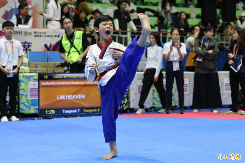 國內小選手比賽品勢，氣勢驚人。（記者蔡淑媛攝）