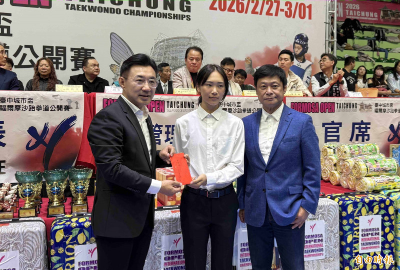 胡栢墩與江啟臣頒發獎金給優秀選手。（記者蔡淑媛攝）