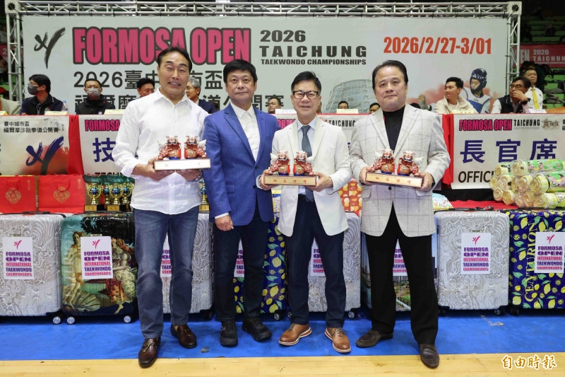 胡栢墩（左2）與江啟臣頒發紀念品感謝國際教練到場指導。（記者蔡淑媛攝）