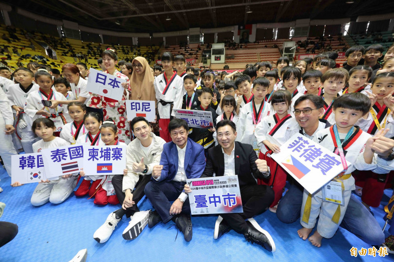 台中城市盃福爾摩沙跆拳道公開賽舉行，江啟臣、立委廖偉翔與運動局長游志祥等人到場加油。（記者蔡淑媛攝）