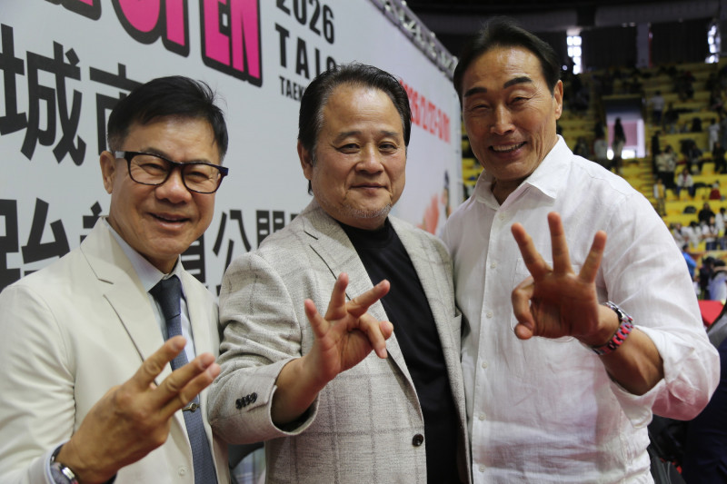 尹俊喆（左起）、金漢老、河龍成等3人在台相見歡。（大會提供）