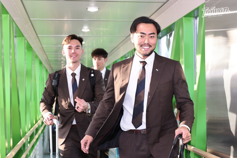 林家正（右）與費仔（左）。（中職聯盟提供）