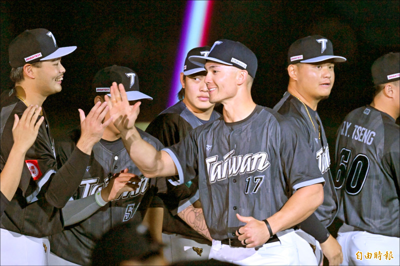 台灣隊唯一混血球星費爾柴德（中）昨披上17號戰袍亮相，今將一同啟程飛往日本宮崎打公辦熱身賽。（記者陳逸寬攝）