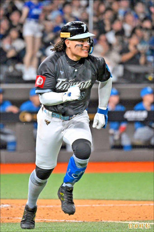 台灣隊不動二棒張育成6局下敲出長打，帶動得分氣勢。
（記者陳逸寬攝）