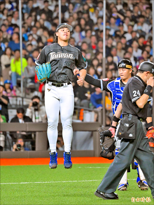 孫易磊7局續投挨強襲球退場，幸無大礙。（記者陳逸寬攝）