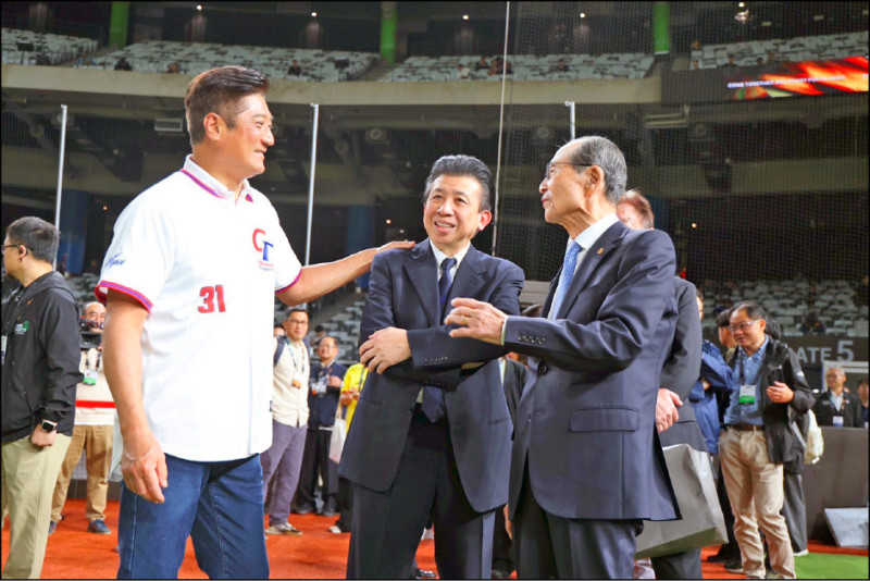 郭宗明（中）是王貞治（右）的主治醫師，也是促成「OH桑」訪台的重要推手。（棒協提供）