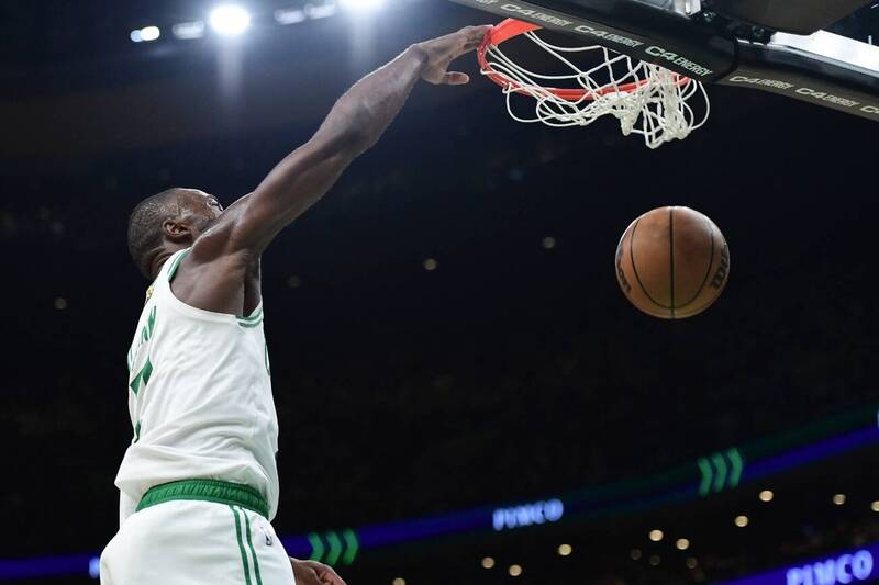 布朗三節打卡帶領球隊輕鬆取勝。（路透）