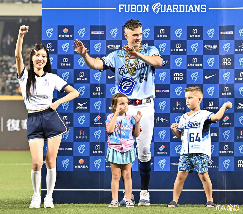 布坎南（中）帶著孩子與南珉貞（左）在頒獎台跳舞慶祝。（資料照，記者陳志曲攝）