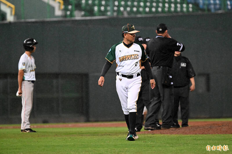 台鋼雄鷹總教練洪一中。（記者李惠洲攝）
