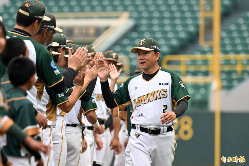 台鋼雄鷹總教練洪一中。（記者李惠洲攝）