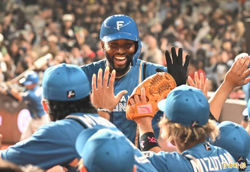 火腿新洋砲卡斯楚擊出全壘打。（記者林正堃攝）