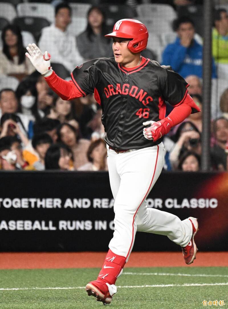 味全龍劉基鴻擊出全壘打。（記者林正堃攝）