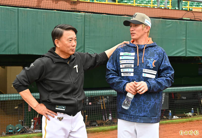 洪一中總教練問陽岱鋼何時回來打球。（記者李惠洲攝）