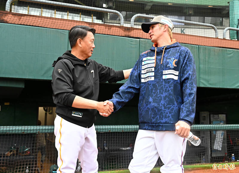 洪一中總教練問陽岱鋼何時回來打球。（記者李惠洲攝）