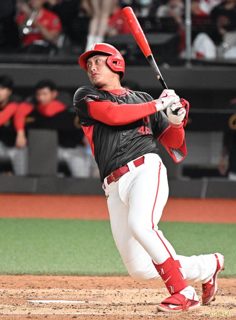 劉基鴻開砲。（記者林正堃攝）