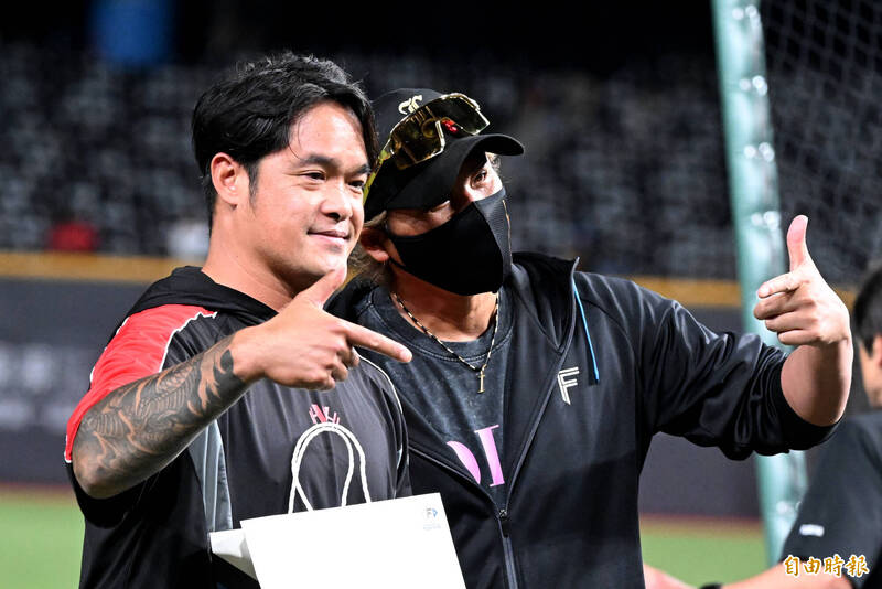 林智勝向火腿監督新庄剛志請益。（記者林正堃攝）