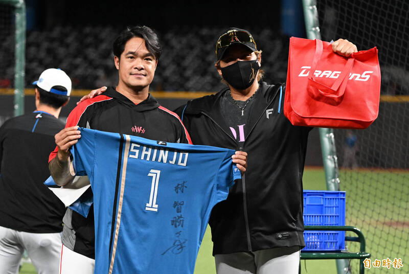 林智勝向火腿監督新庄剛志請益。（記者林正堃攝）