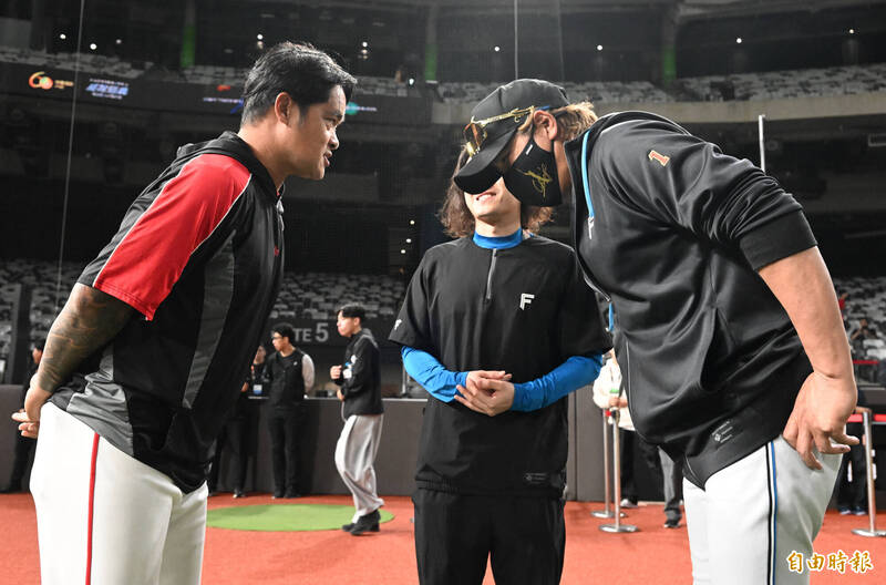 林智勝向火腿監督新庄剛志請益。（記者林正堃攝）