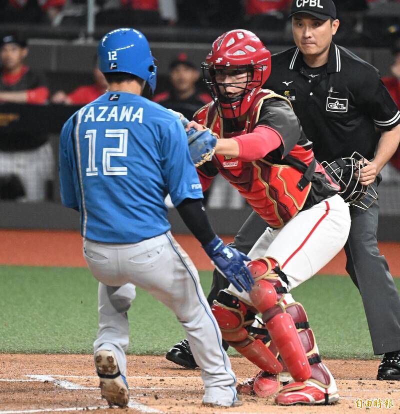 郭天信演出精彩雷射肩。（記者林正堃攝）