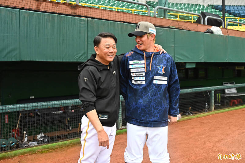 洪一中總教練問陽岱鋼何時回來打球。（記者李惠洲攝）
