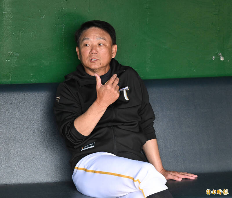 台鋼雄鷹總教練洪一中。（記者李惠洲攝）