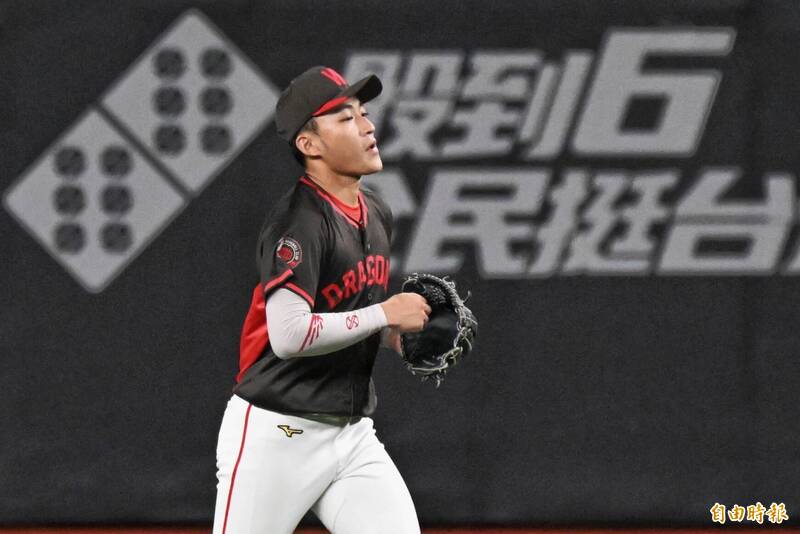 郭天信演出精彩雷射肩。（記者林正堃攝）