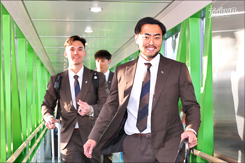 台灣隊捕手林家正（右起）、外野手林安可與台美混血戰將費爾柴德，昨抵達日本宮崎機場。（中職提供）