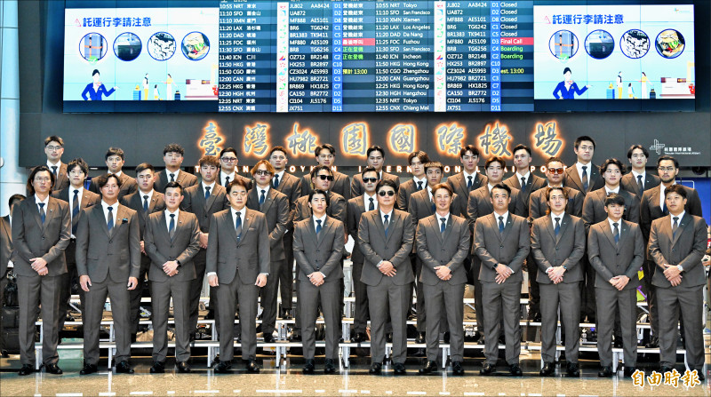 經典賽台灣隊昨啟程飛往日本宮崎，先進行兩場公辦熱身賽，3月3日再飛往東京迎接5日開打的台澳大戰。（記者劉信德攝）