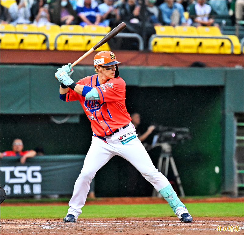 陽岱鋼昨擔任Oixis新潟第一棒，今天預計以內野手身分登場。（記者李惠洲攝）