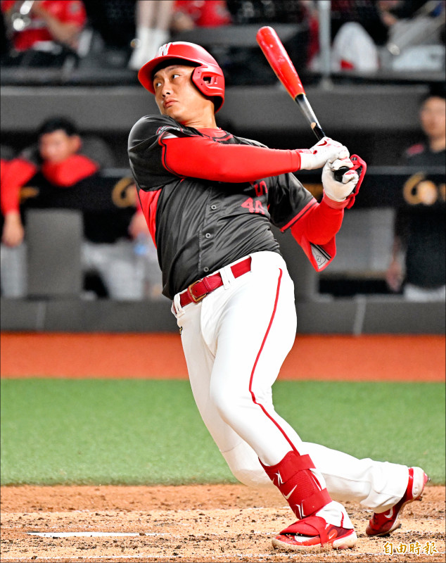 味全龍劉基鴻4局下敲出陽春砲。（記者林正堃攝）